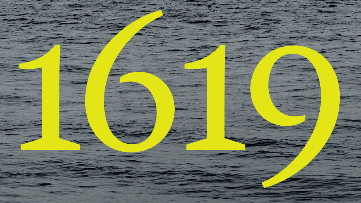 Lit « 1619 » en grand nombre jaune sur un fond d’océan calme mais gris.