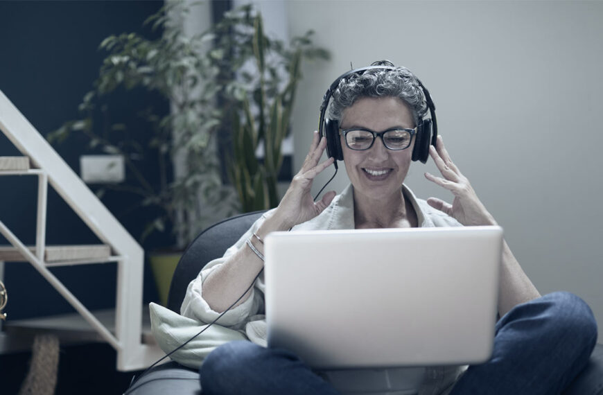 Un coaché est assis sur sa chaise avec son casque en riant et en souriant tout en étant guidé à travers son débriefing EQ-i 2.0.