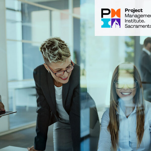 Trois chefs de projet professionnels se réunissent autour d’une table avec le logo de l’institut au-dessus.