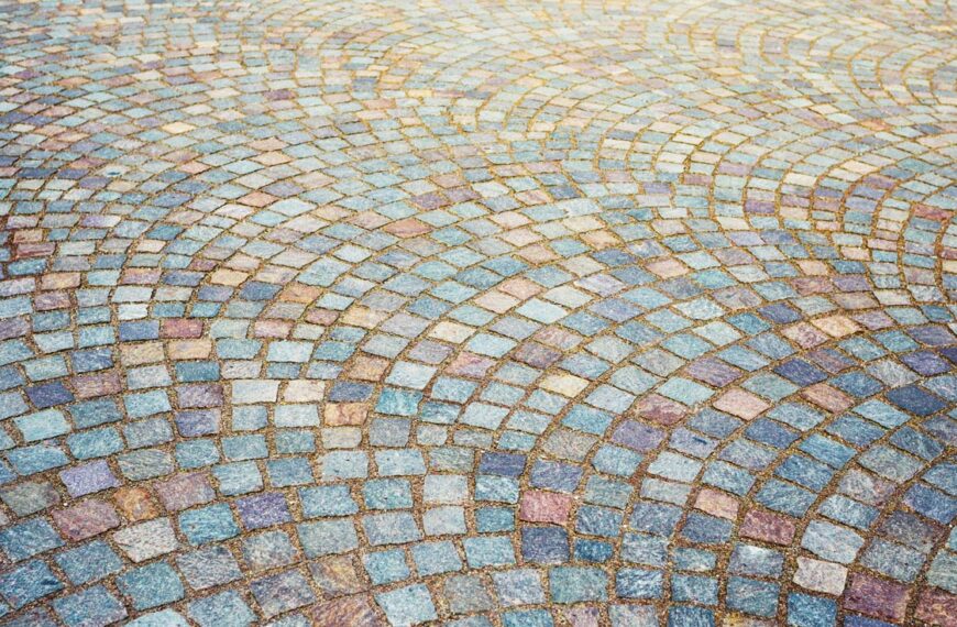 Les carreaux multicolores sont disposés dans une mosaïque de fondation.