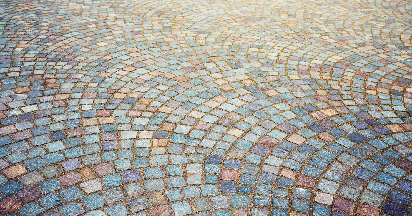 Les carreaux multicolores sont disposés dans une mosaïque de fondation.