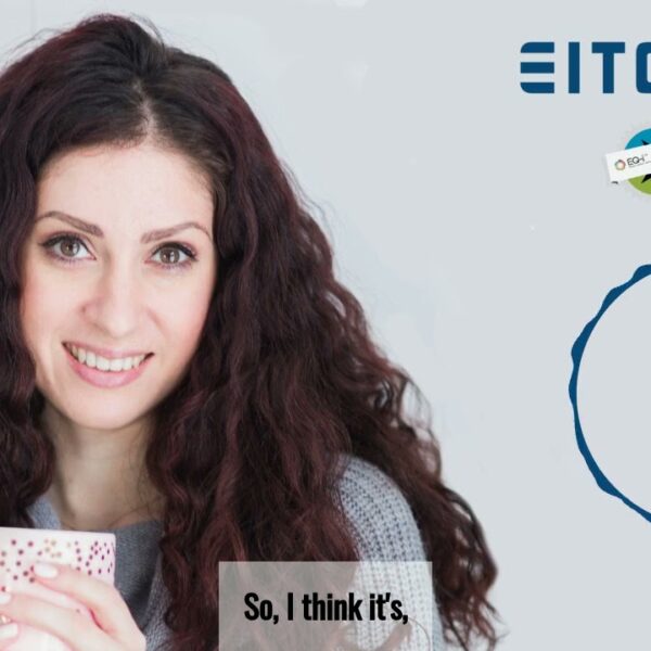 Francesca Sapozhnikov tient une tasse de thé chaud et partage ses réflexions sur le cours de certification EQ-i 2.0 avec l’EITC