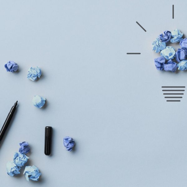 Un stylo et un peu de papier froissé sont réarrangés en un graphique pour une ampoule - très intelligent.