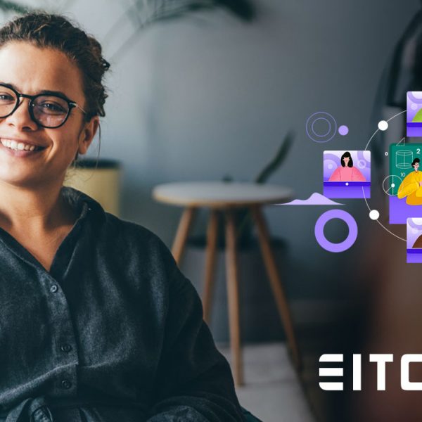 Une coach est assise sur un canapé avec un presse-papiers face à ses clients souriant et prenant des notes, avec le logo EITC et l’icône du webinaire flottant au premier plan.