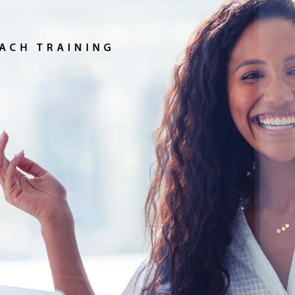 Une icône de formation de coach flotte dans le coin supérieur gauche, et le coach rit en travaillant avec un client.