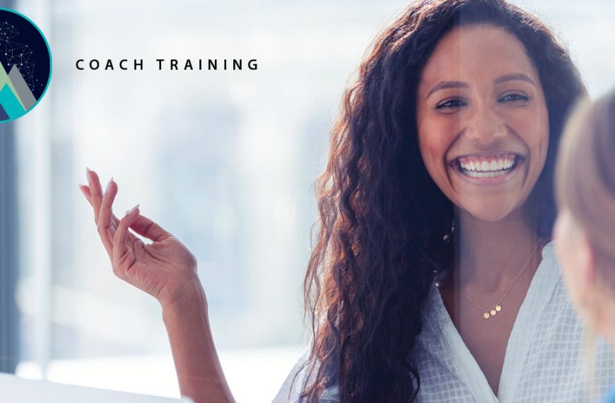 Une icône de formation de coach flotte dans le coin supérieur gauche, et le coach rit en travaillant avec un client.