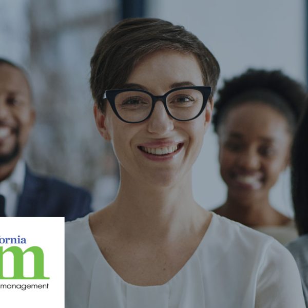 Les membres de la Central California Society for Human Resource Management se tiennent côte à côte, l’air heureux et engagé.